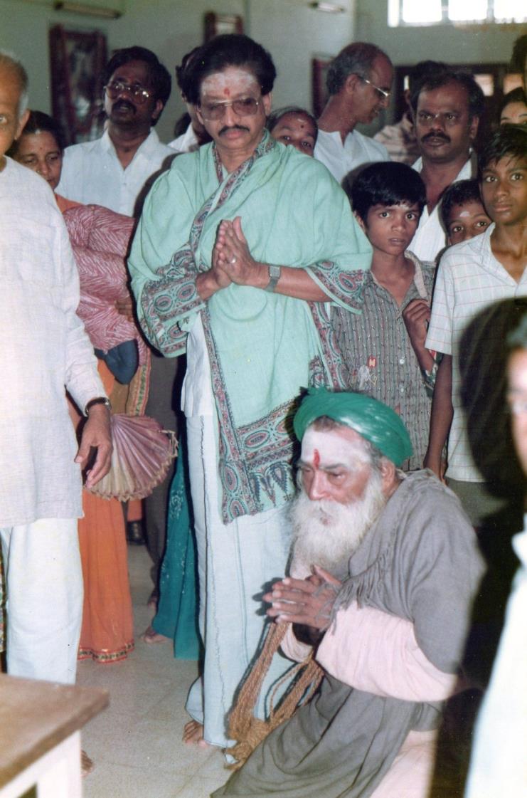 Yogi Ramsuratkumar offering his obeisances to the Sacred Samadhi Shrine of Sri Bhagavan.
[Yogiji would pointedly draw my attention to Sri Bhagavan’s sacred declaration : “The only purpose of life is to realize the Self. All other activities are waste of time ! “]