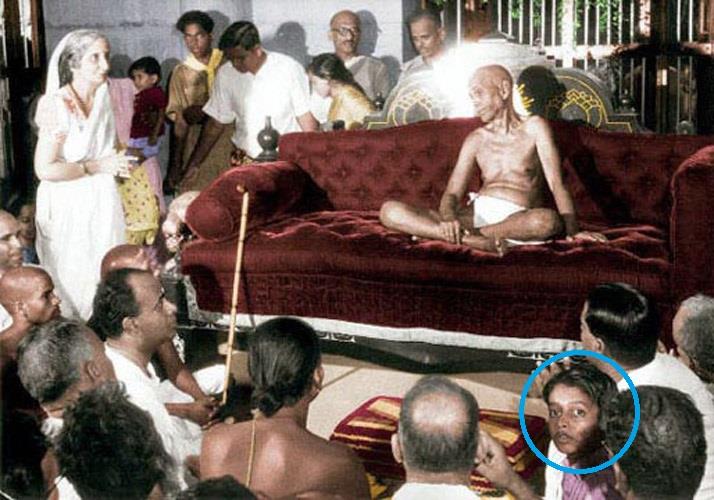 Mrs.Taleyarkhan offering prayers to Sri Bhagavan seated in the ‘New Hall’ (1949)
Ganesan aged 13 years is also seen in the foreground
