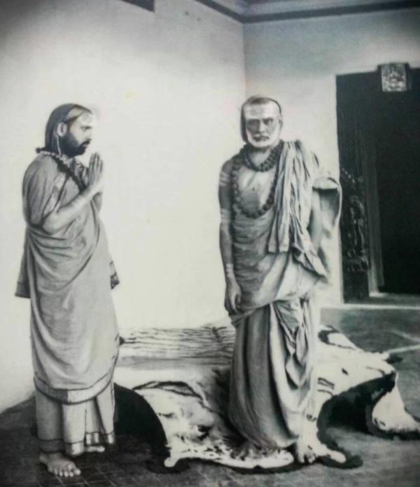 Abinava Vidyathirtha Swami paying respects to his Guru Chandrasekara Bharati Mahaswami