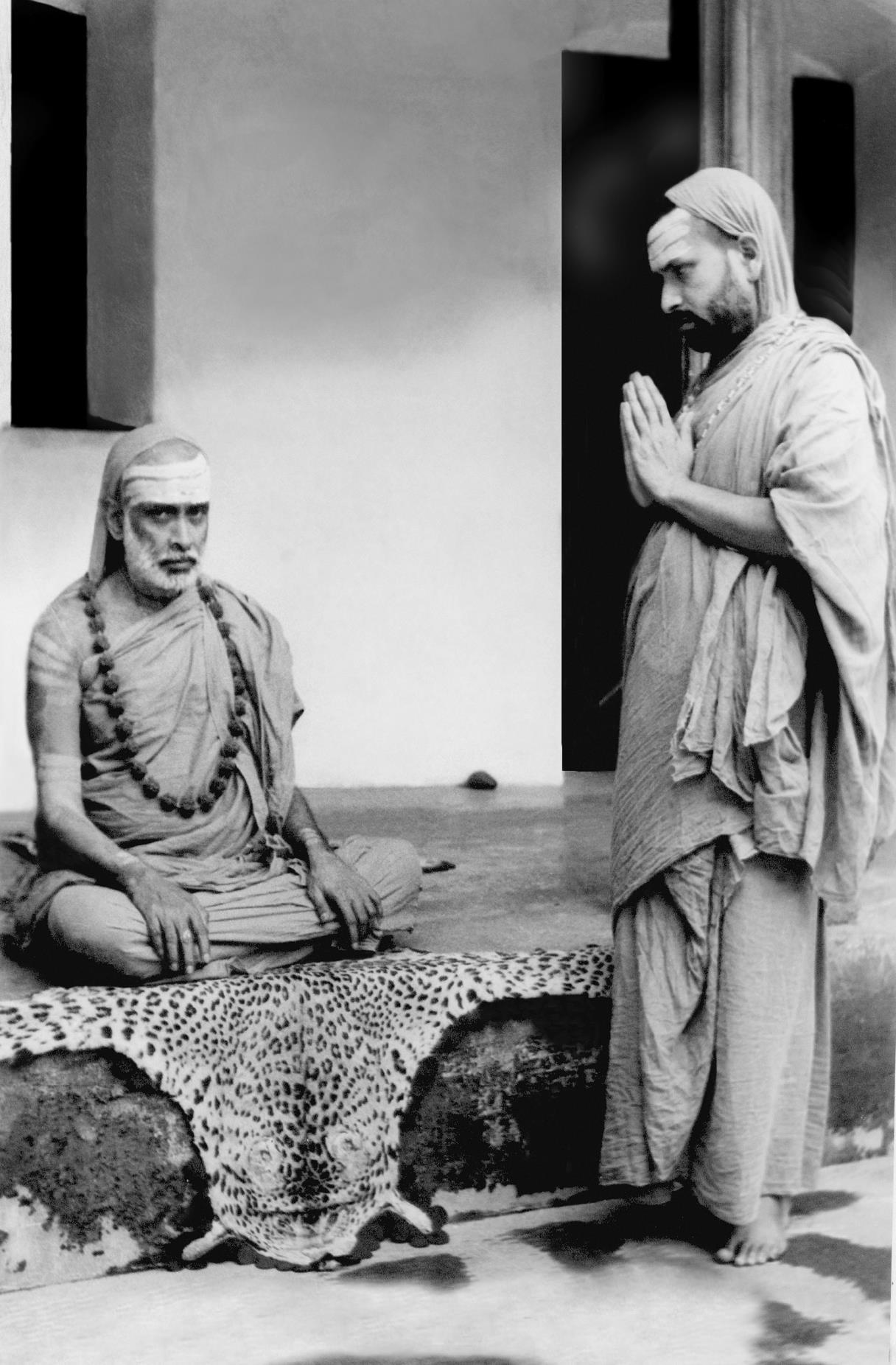 Abinava Vidyathirtha Swami paying respects to his Guru Chandrasekara Bharati Mahaswami