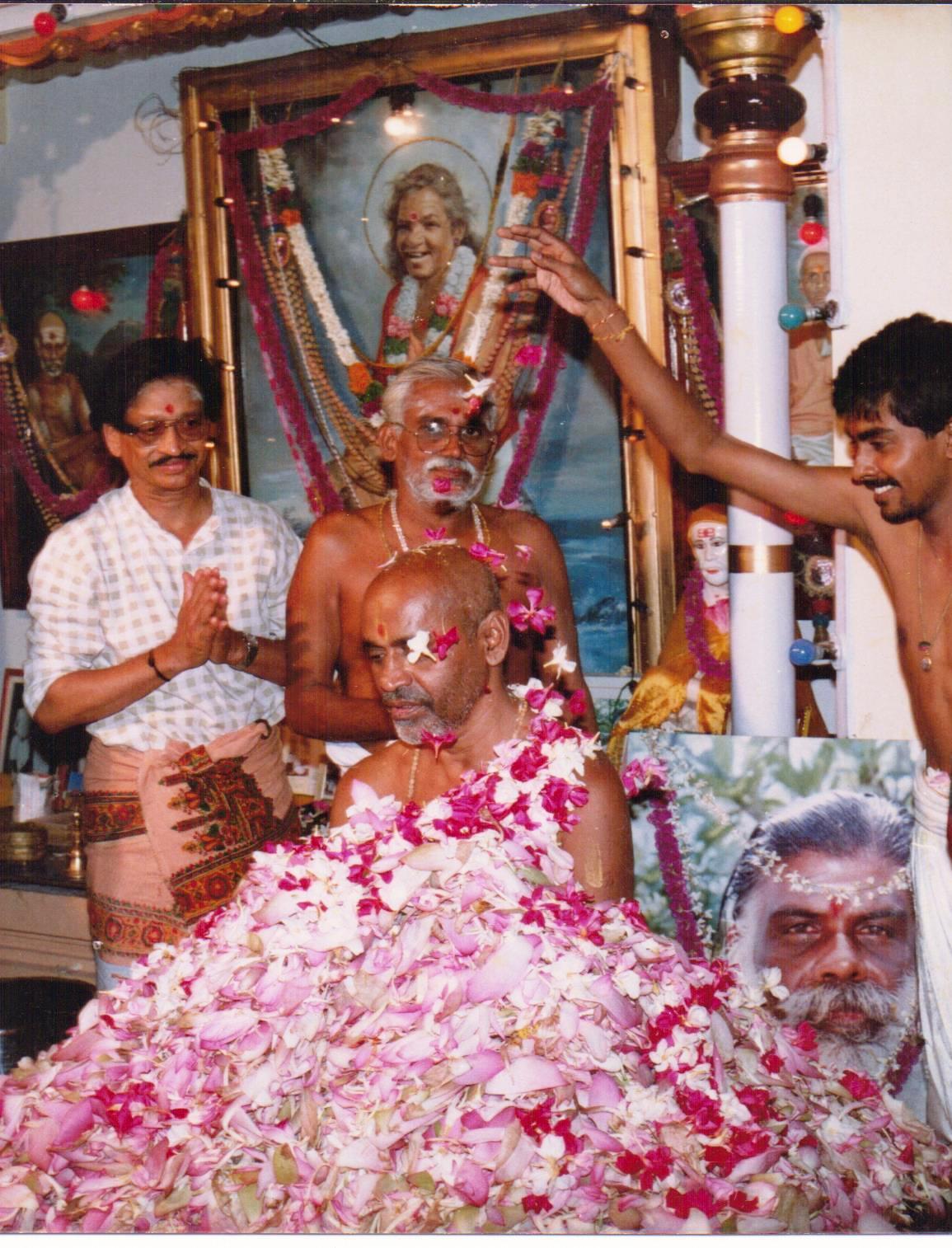 Flower-offerings to Sri Sri Anna in Kanyakumari ( standing behind Sri Sri Anna is Gnanagiri Ganesan)