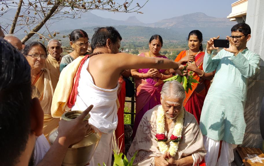 Nochur ‘Ramana’ celebrating Ganesan’s completion of 80th birthday ritualistically; and, pouring holy water on him at Kolwan, near Pune, on Nov.6, 2016 (Anuradha’s son Dr.Sankar took very active part)