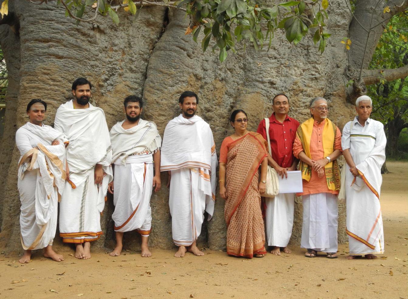(l to r)Vaidhyanatha Deekshidar,Sridhar,Rangaswami Deekshidar, Nochur Ramana, Anuradha, Vidyashankar, Ganesan, Dr.Viswanathan (photo taken in front of the huge ‘Boabab’ tree trunk at Rajapalayam)