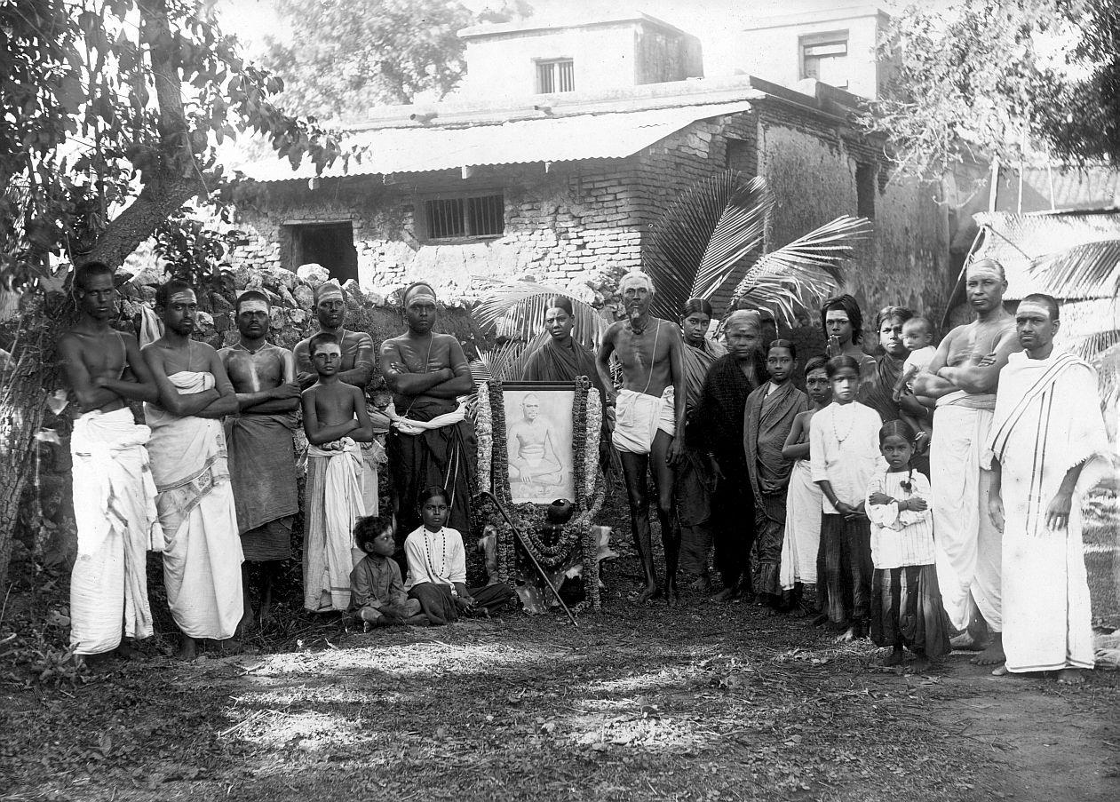Rangan Iyer and family celebrating Bhagavan’s Jayanthi (‘Pokkiri’ Mani is standing next to Sri Bhagavan’s picture with his hand on his hip)