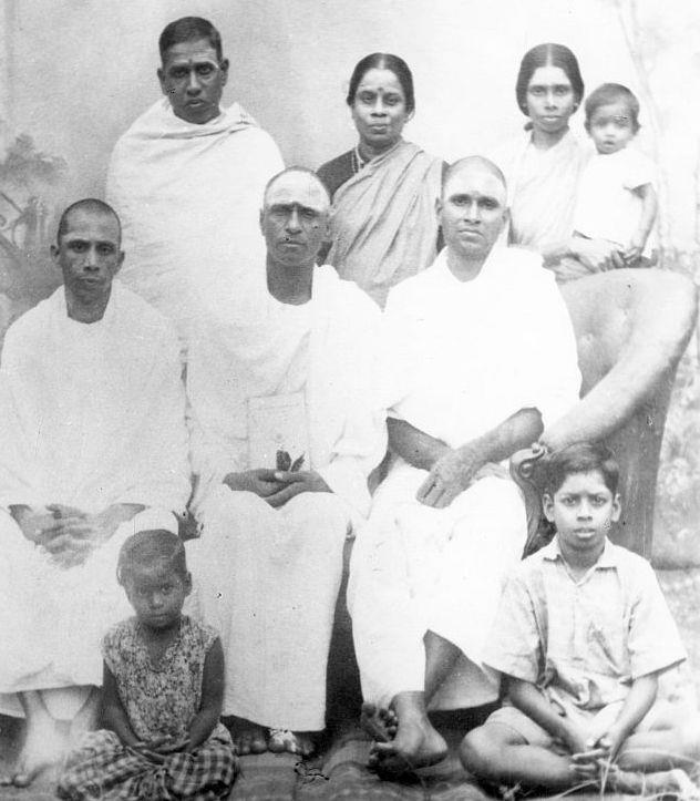 Viswanatha Swami with Ramana Padananda and the family members of Somasundaram Pillai
