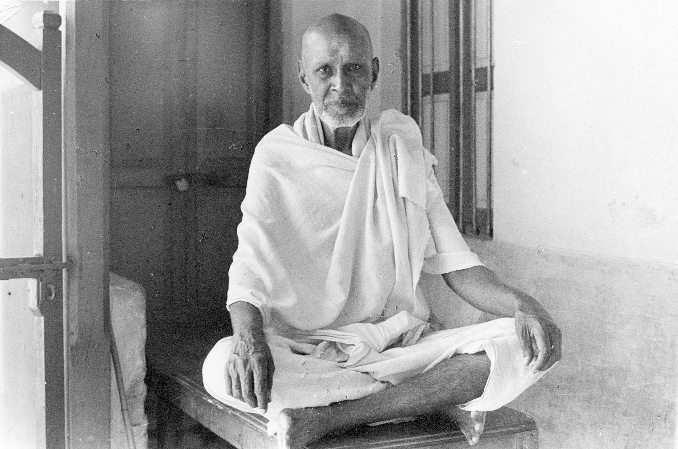 Staying at the Ashram, Viswanatha Swami guided spiritual seekers on the direct teaching of Sri Bhagavan
