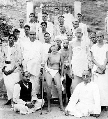 G.V. Subbaramayya with Bhagavan ( standing extreme right – 10 June 1947)