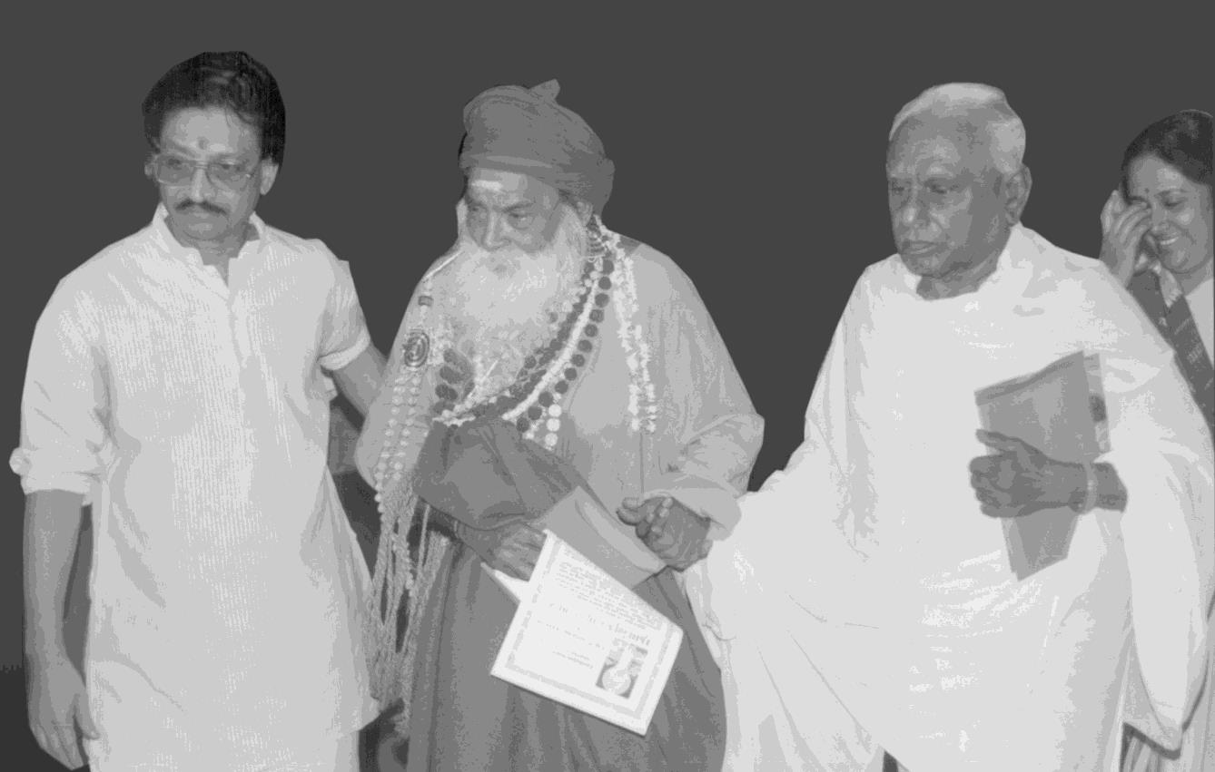 Balarama Reddiar and Ganesan receiving Yogi Ramsuratkumar and leading him to the Samadhi Shrine of Sri Bhagavan (Anuradha seen behind Reddiar)