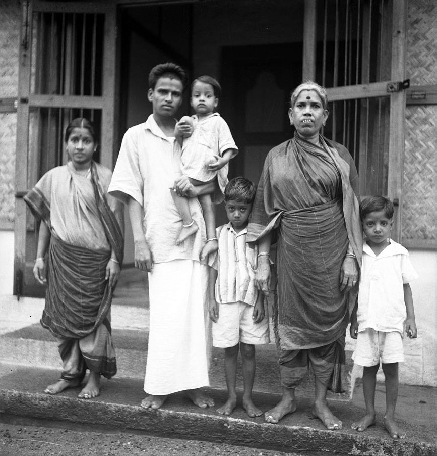 Child Ganesan holding mangoes ( l to r – Nagalakshmi, Venkataraman, Balu, Bhagavan’s sister Athai, Sundaram)