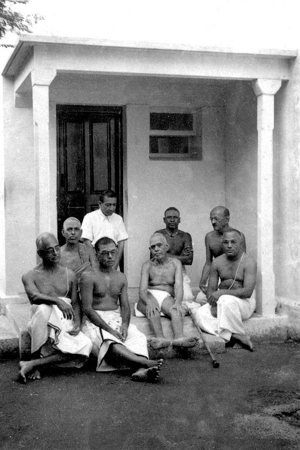 (l to r) S. Doraiswamy Iyer, TPR, Sri Bhagavan, Dr. Subramanian (Sadhu Brahmaniam) (second row) Niranjanananda Swami, Dr. Shankar Rau, Sivananda Swami, Dr. Anantanarayana Rao