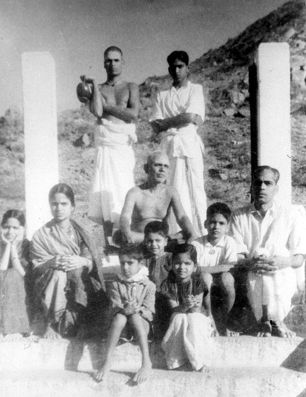 Sri Bhagavan with Subregistrar Narayana Iyer and his family