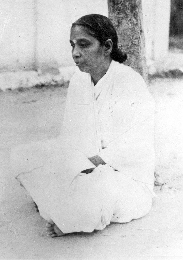 An early photo when Suri Nagamma surrendered to Sri Bhagavan