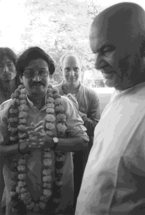 Papaji welcoming Ganesan with garlands