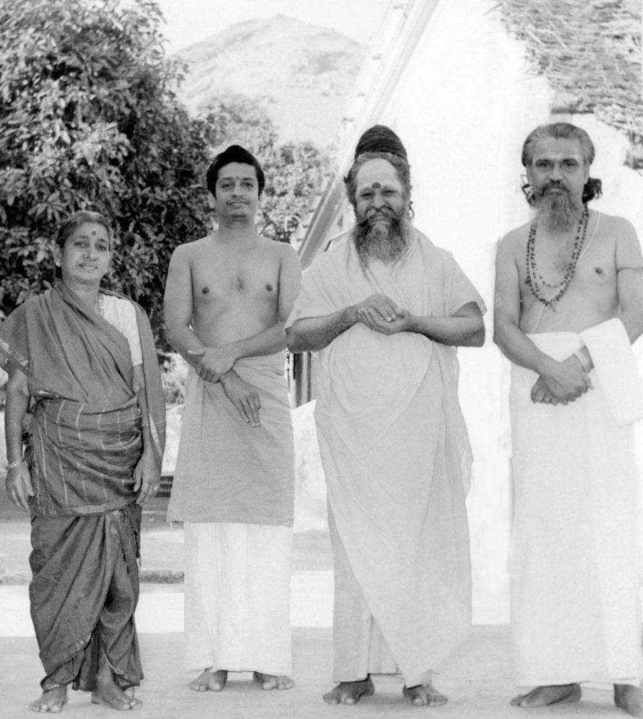 (l to r) Nagalakshmi, Ganesan, Swami Santananda, T N Venkataraman