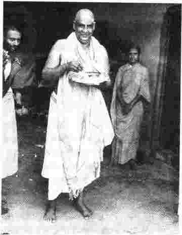Distributing prasad