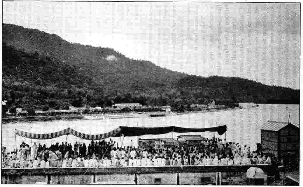 Some of the visitors who thronged to the ashram.