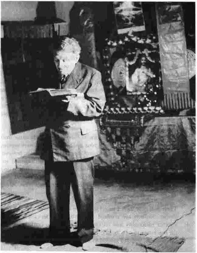 Dr R.T. Werther reads from the Bible at the Christmas satsang.