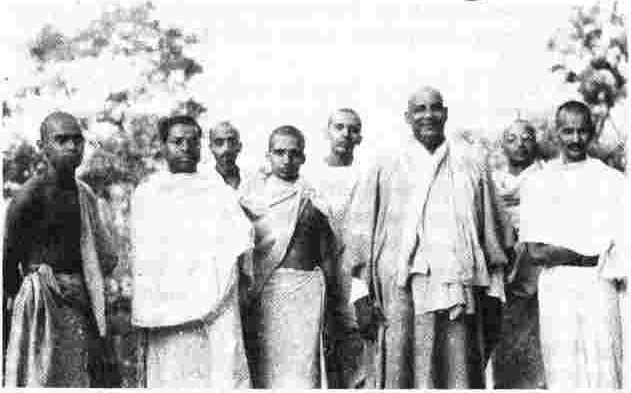 Swamiji with the professors of the Yoga-Vedanta Forest Academy. Left to right: Swami Vishnudevananda, Swami Saswatananda, Swami Chinmayananda, Swami Krishnananda, Swami Chidananda, Swamiji, Swami Raghavananda, Swami Sivanarayana.