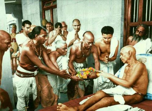 Sri Bhagavan reclining, devotees offering flowers