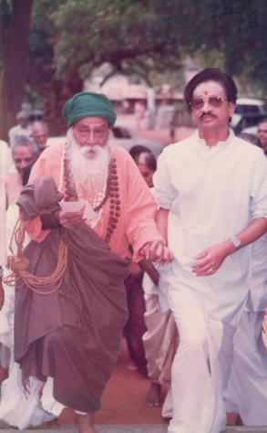 Yogi Ramsuratkumar walking with Ganesan