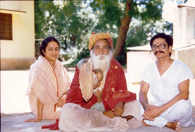 Yogi Ramsuratkumar seated with two devotees