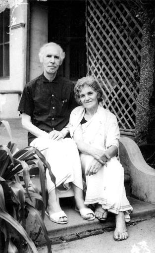 black-and-white photo of a man and a woman seated together on a step (Arthur & Lucia Osborne per caption)