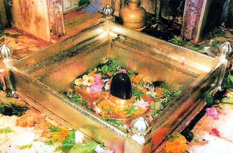 photo of the Shiva linga shrine of Lord Viswanatha, Varanasi